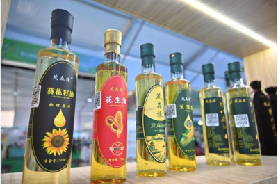 张作明亲临恩施硒博会来凤展区巡展，关注保健食品销售新动态